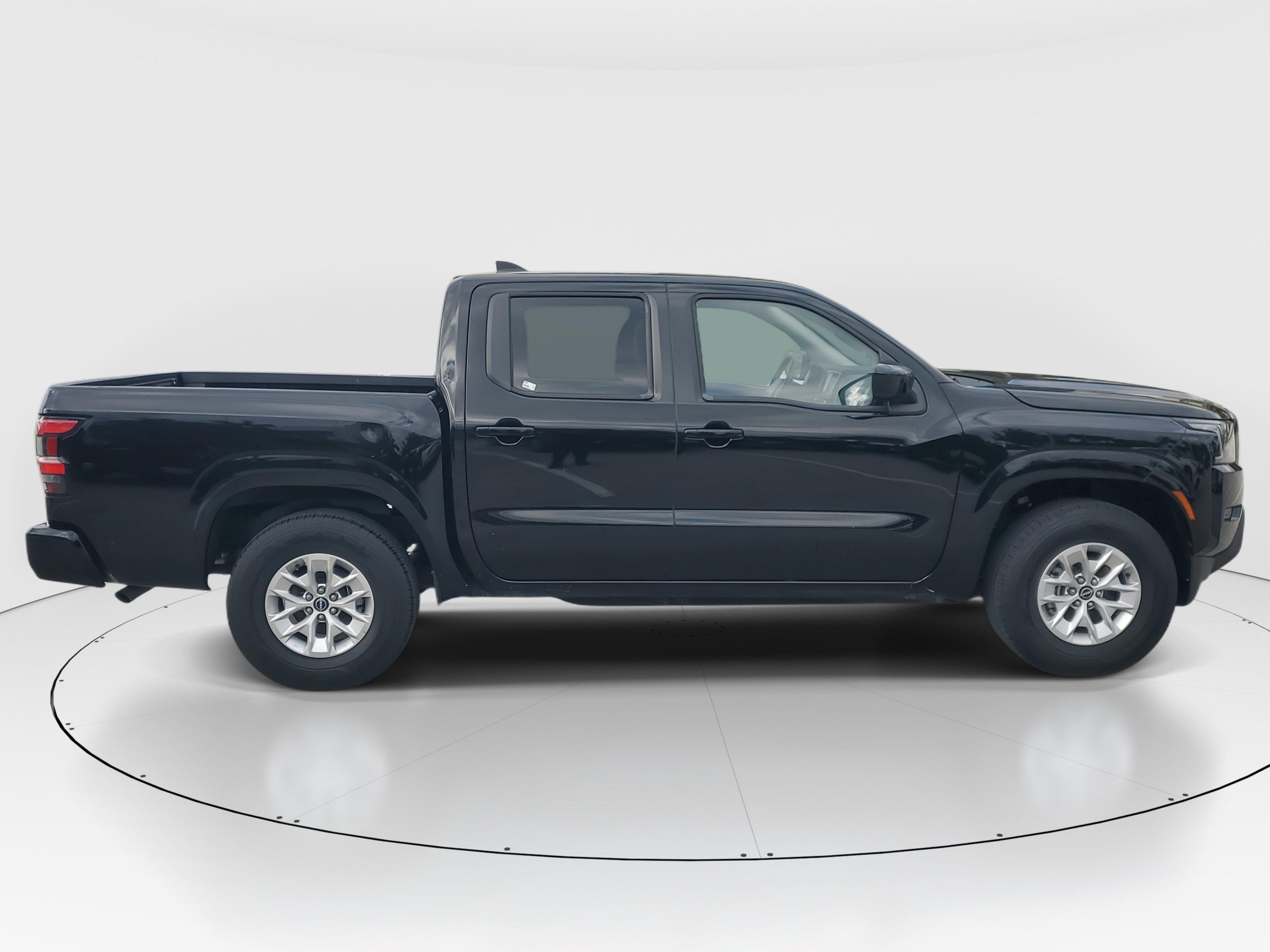 Used 2024 Nissan Frontier SV image 2