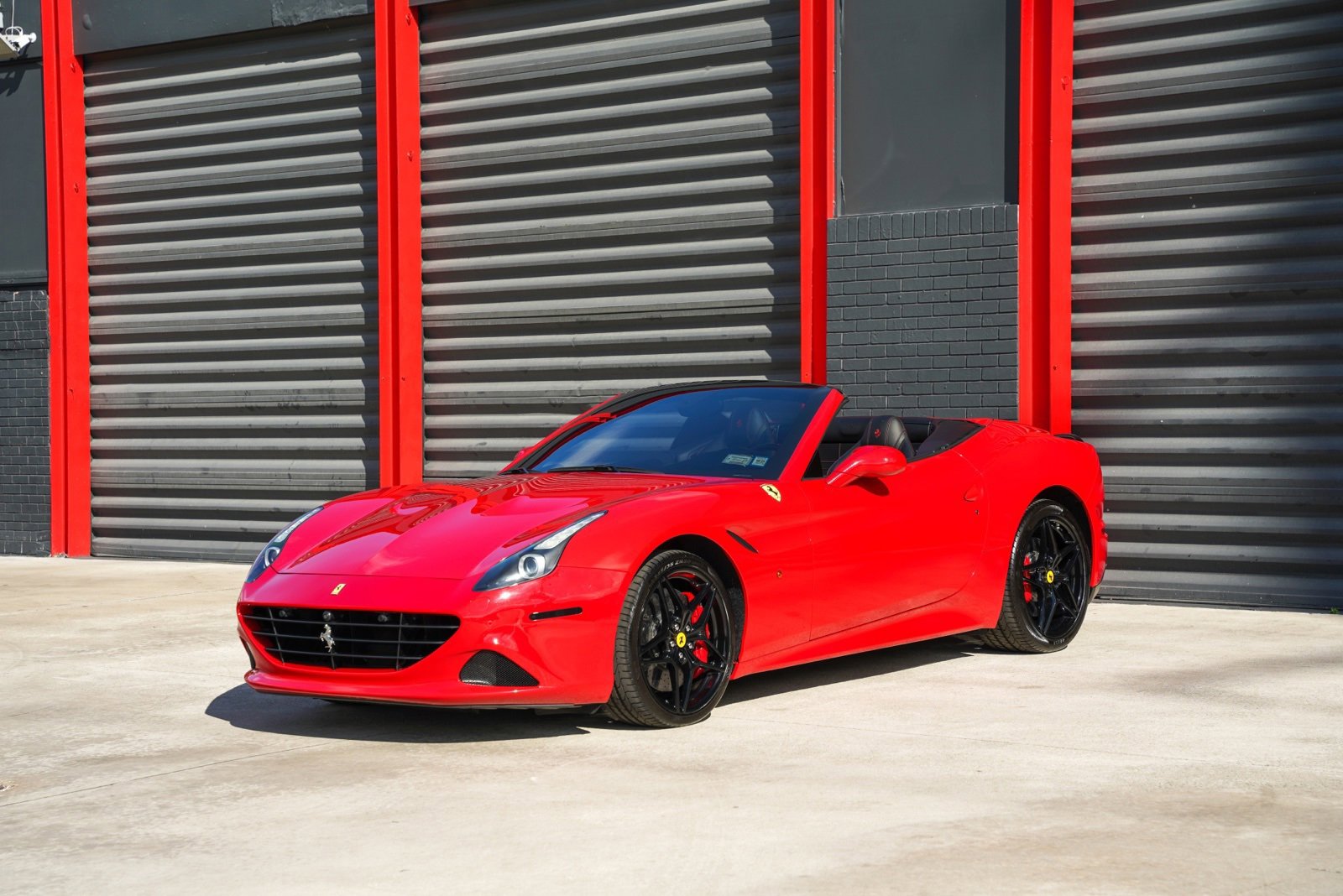 Used 2016 Ferrari California T image 1