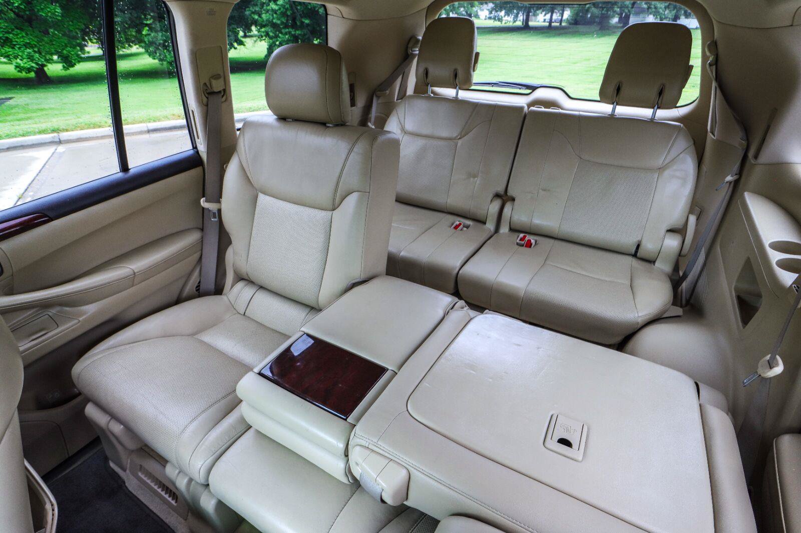 Used 2011 Lexus LX 570 4WD w/ Luxury Pkg image 16