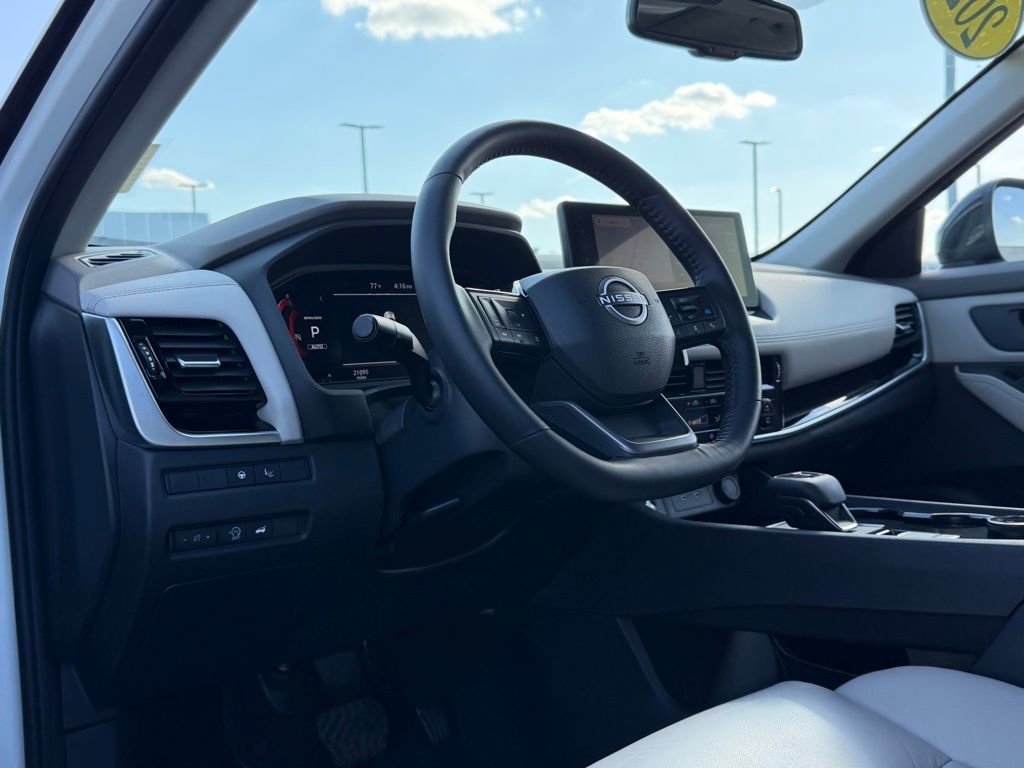 Used 2025 Nissan Rogue SL w/ Tech Package image 11