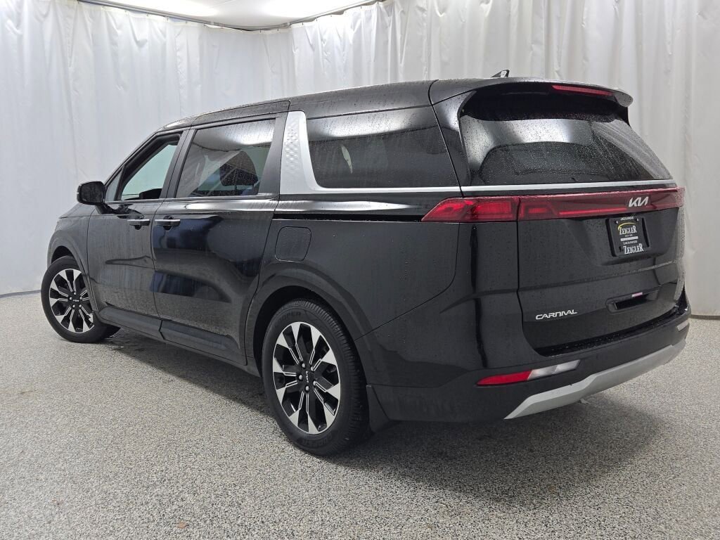 Used 2024 Kia Carnival EX image 14