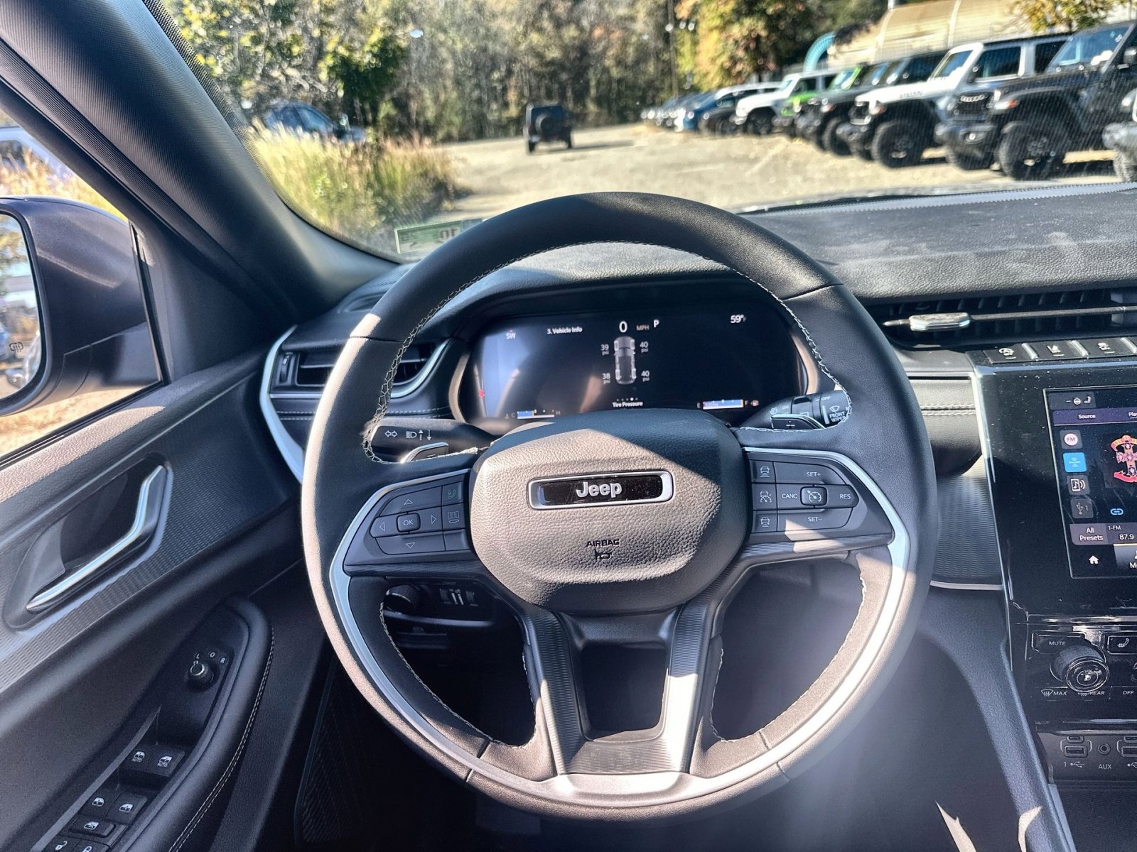 New 2025 Jeep Grand Cherokee Laredo w/ Luxury Tech Group I image 16