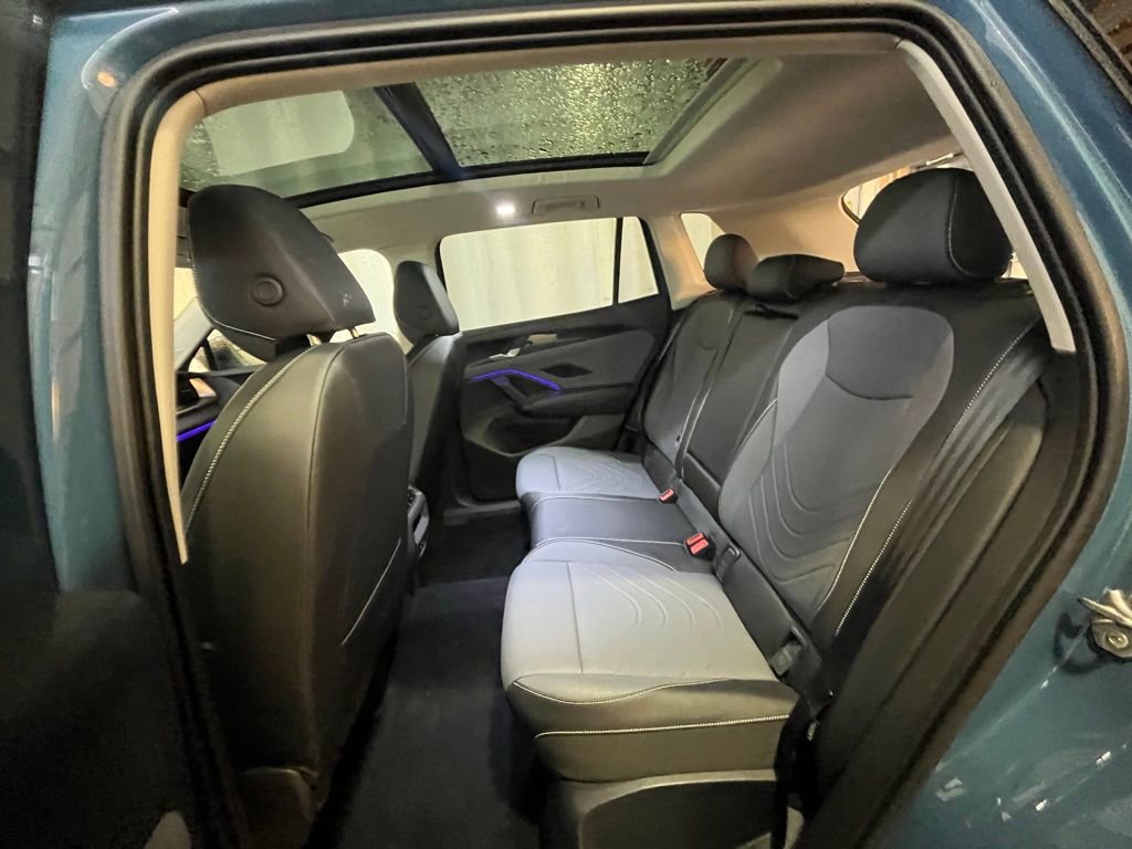 Certified 2025 Volkswagen Tiguan SE w/ Panoramic Sunroof Package AWD/4WD image 25