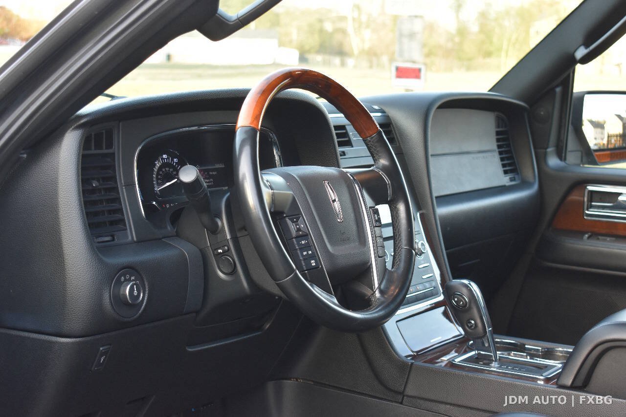 Used 2017 Lincoln Navigator Select AWD/4WD image 19