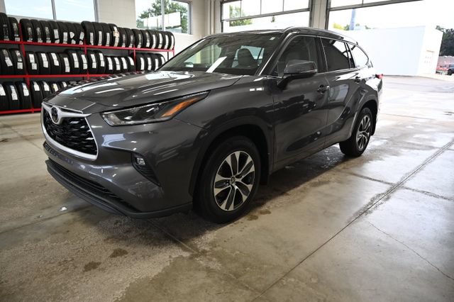 Used 2021 Toyota Highlander XLE AWD/4WD image 8