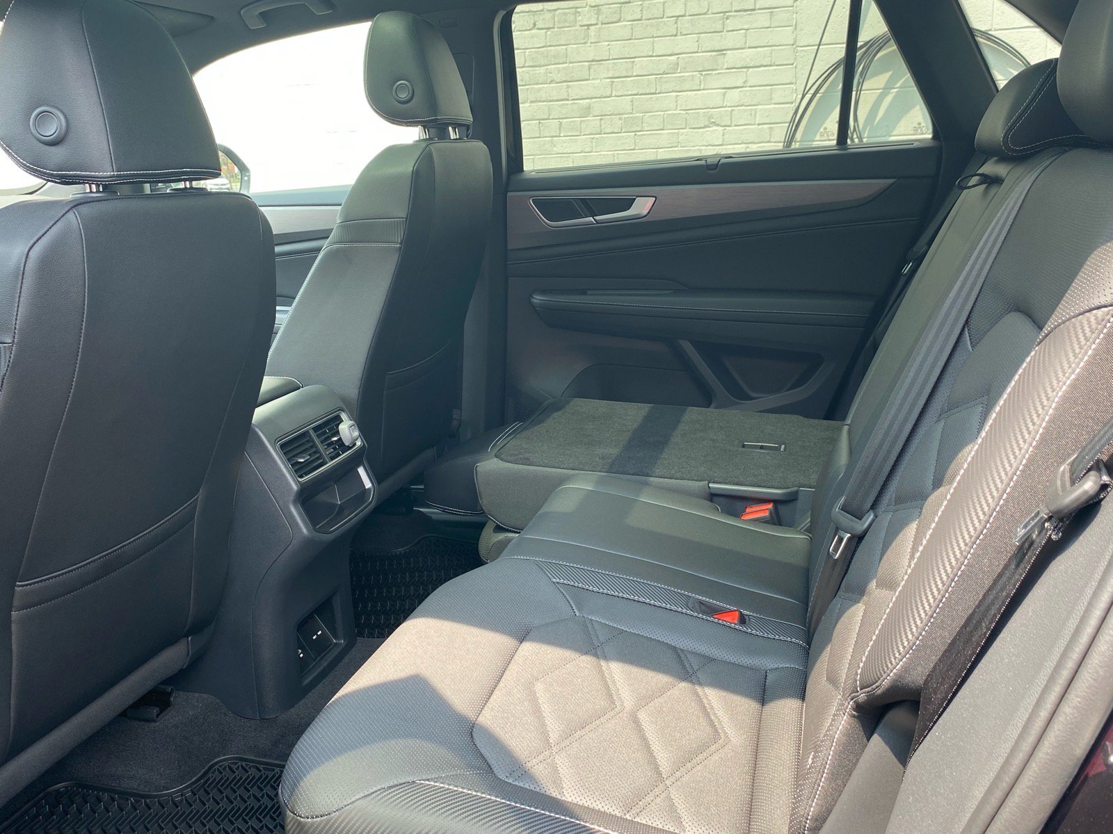Certified 2025 Volkswagen Atlas Cross Sport SE w/ Panoramic Sunroof Package AWD/4WD image 17
