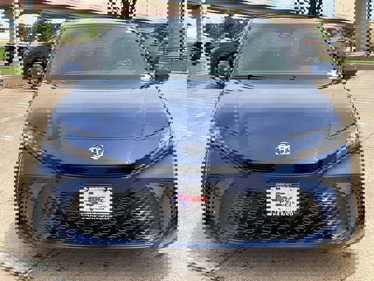 Used 2025 Toyota Camry SE image 3