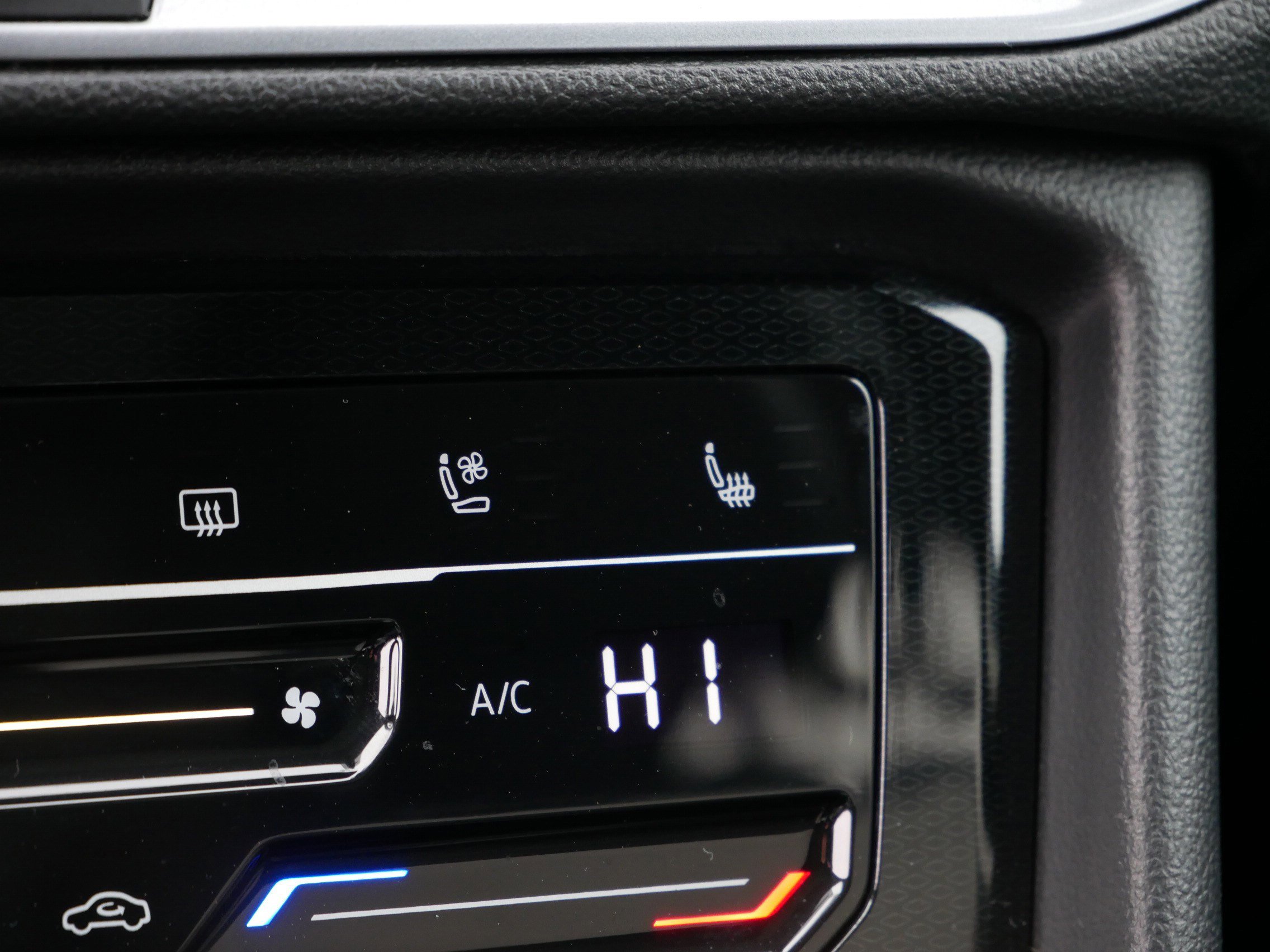 Certified 2025 Volkswagen Taos SEL image 30