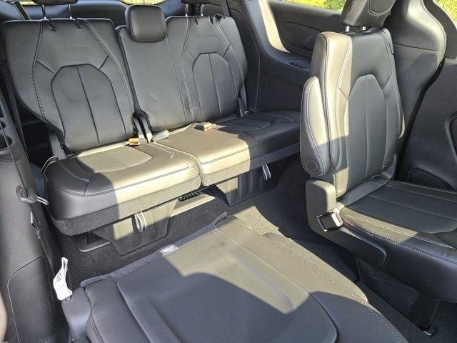 New 2026 Chrysler Pacifica Select image 30
