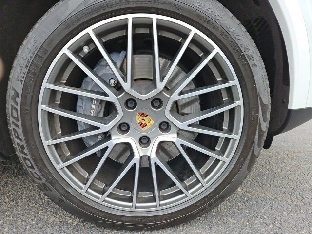 Used 2022 Porsche Cayenne Platinum Edition image 9
