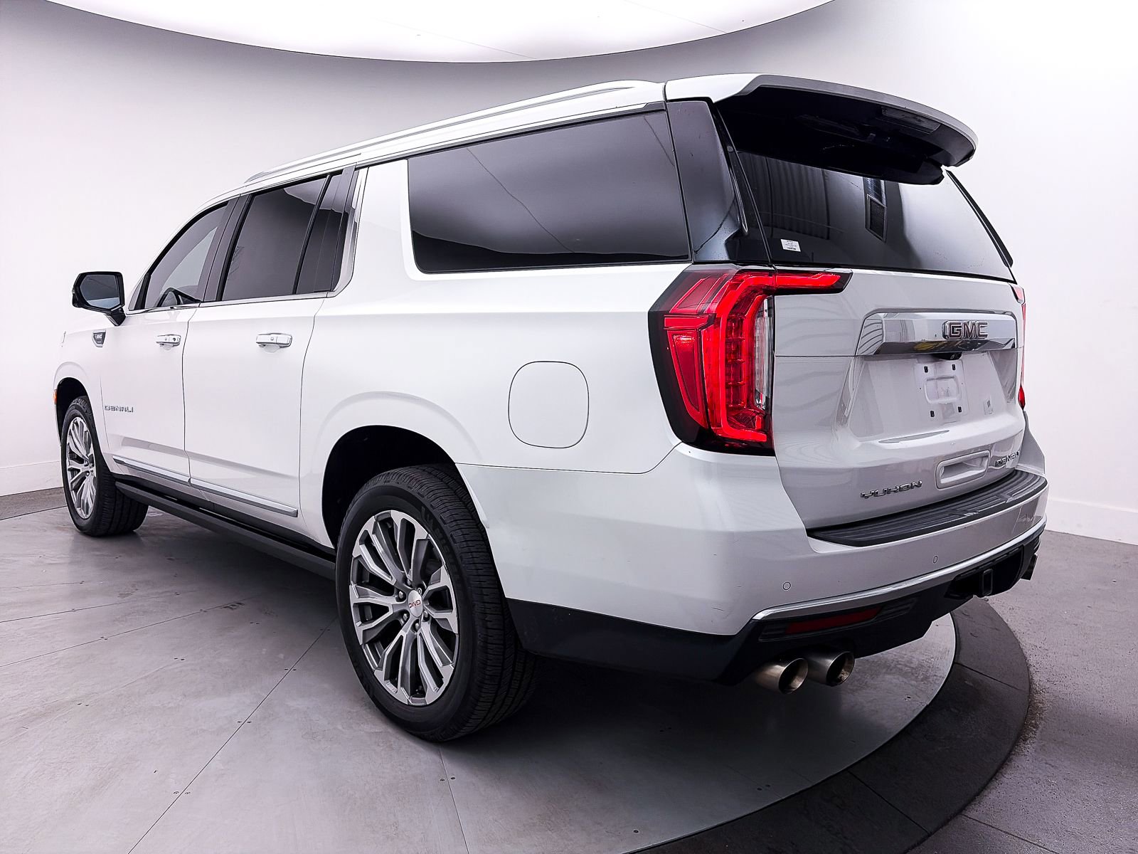 Used 2021 GMC Yukon XL Denali w/ Denali Premium Package image 14