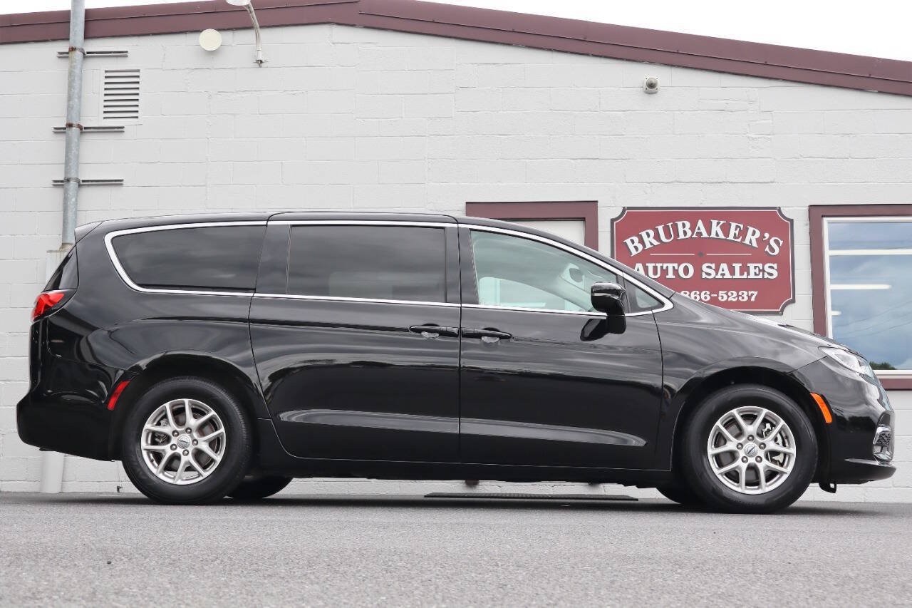 Used 2024 Chrysler Pacifica Touring-L FWD image 8