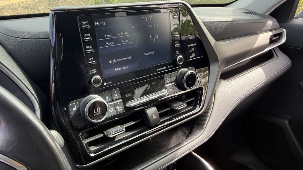 Used 2021 Toyota Highlander XLE AWD/4WD image 5