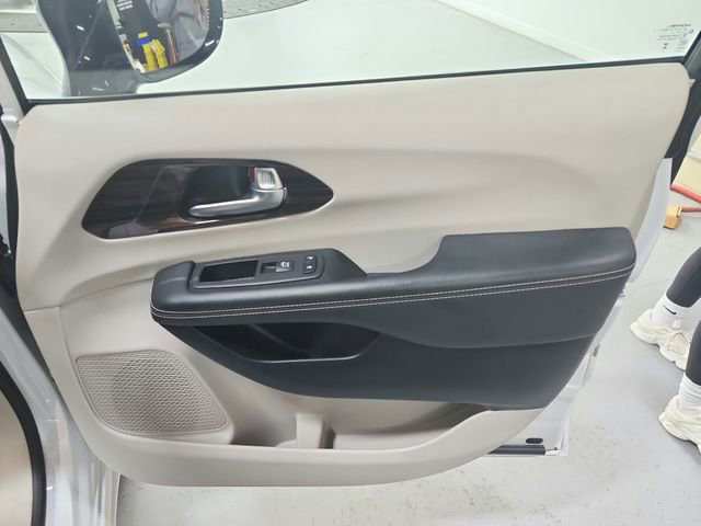 Used 2024 Chrysler Pacifica Limited image 41