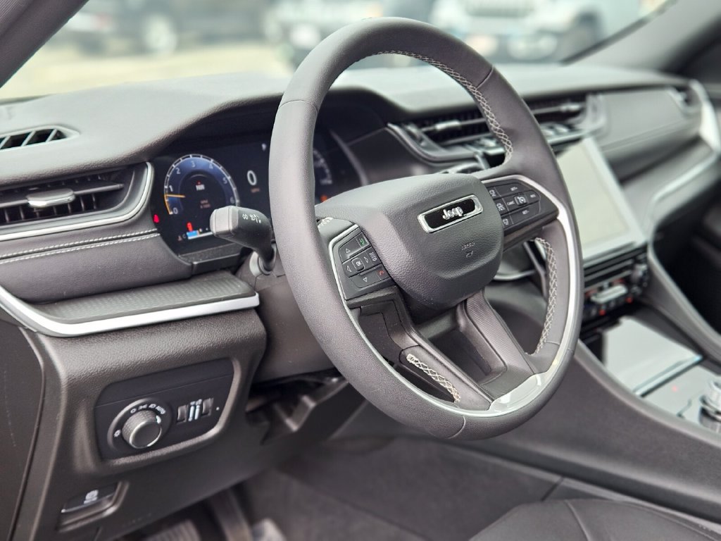 Used 2024 Jeep Grand Cherokee Laredo AWD/4WD image 19