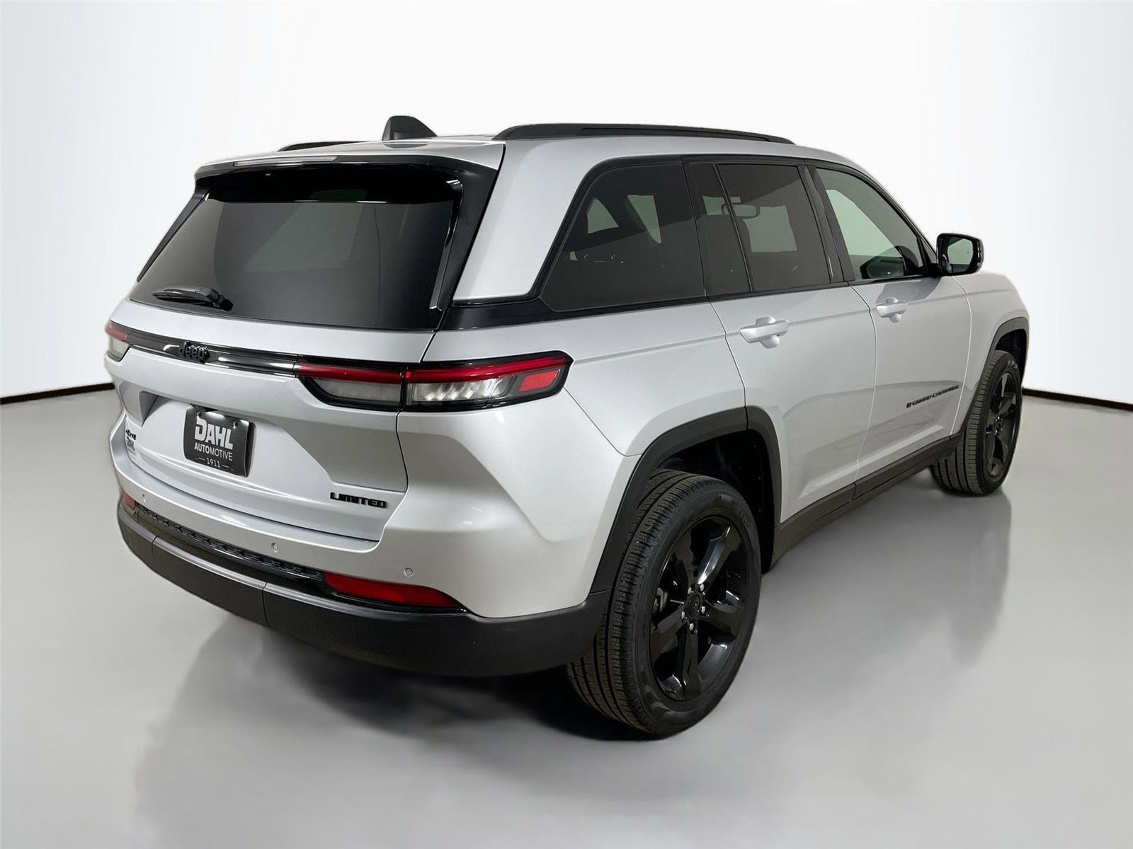 Used 2024 Jeep Grand Cherokee Limited w/ Black Appearance Package AWD/4WD image 13