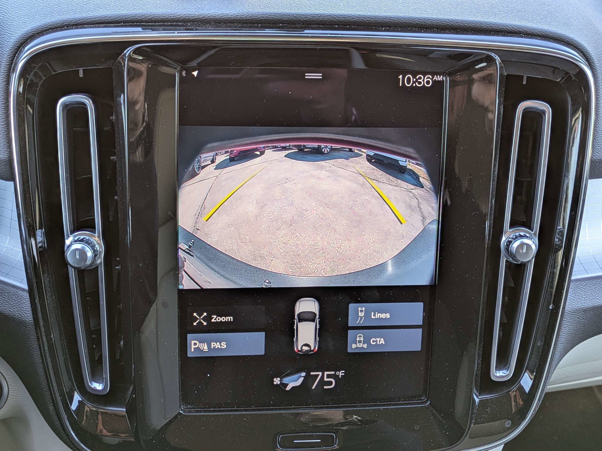 Used 2021 Volvo XC40 T4 Momentum image 22
