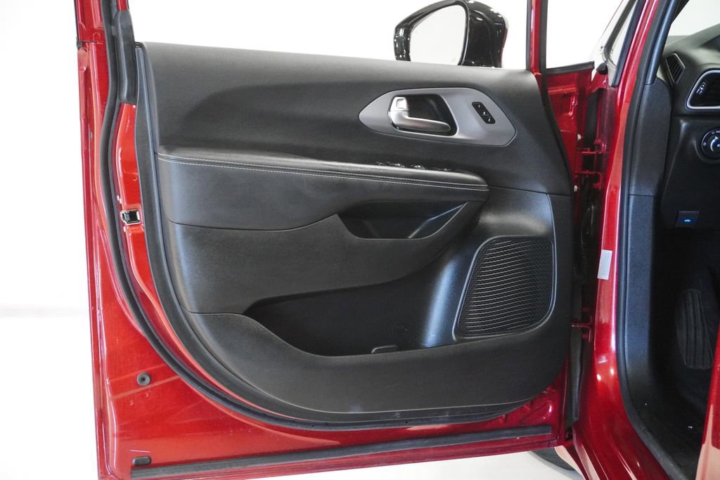 Used 2025 Chrysler Pacifica Select image 9