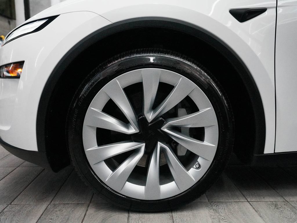 Used 2026 Tesla Model Y Long Range image 9