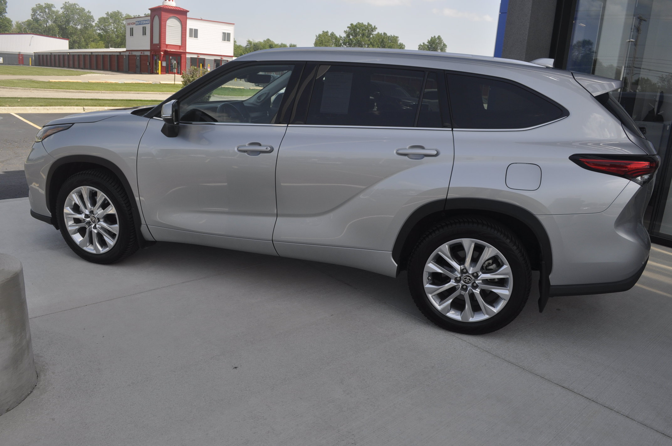 Used 2021 Toyota Highlander Limited AWD/4WD image 4