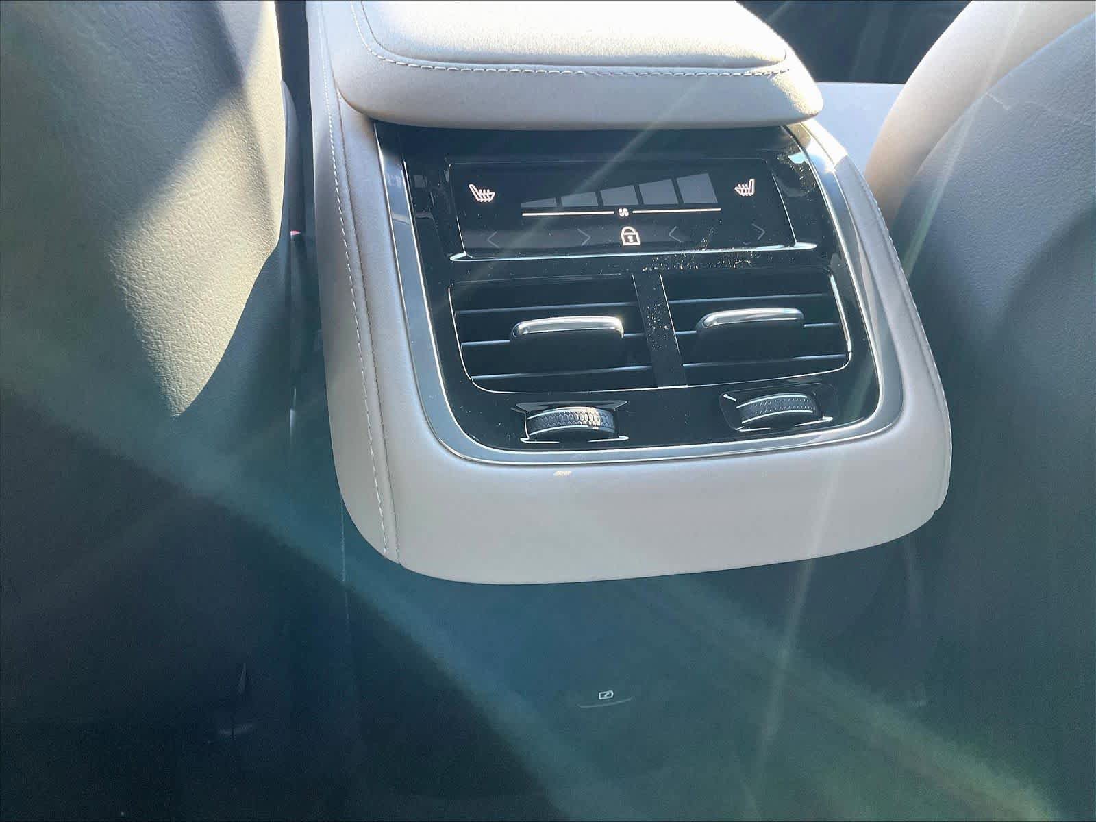 New 2026 Volvo XC90 B6 Plus w/ Protection Package Premier image 16