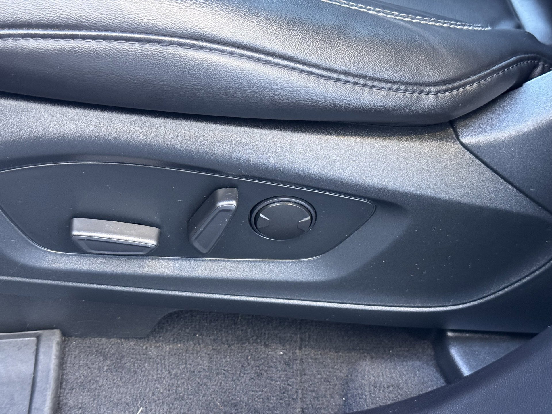 Used 2022 Ford Explorer XLT w/ Equipment Group 202A image 19