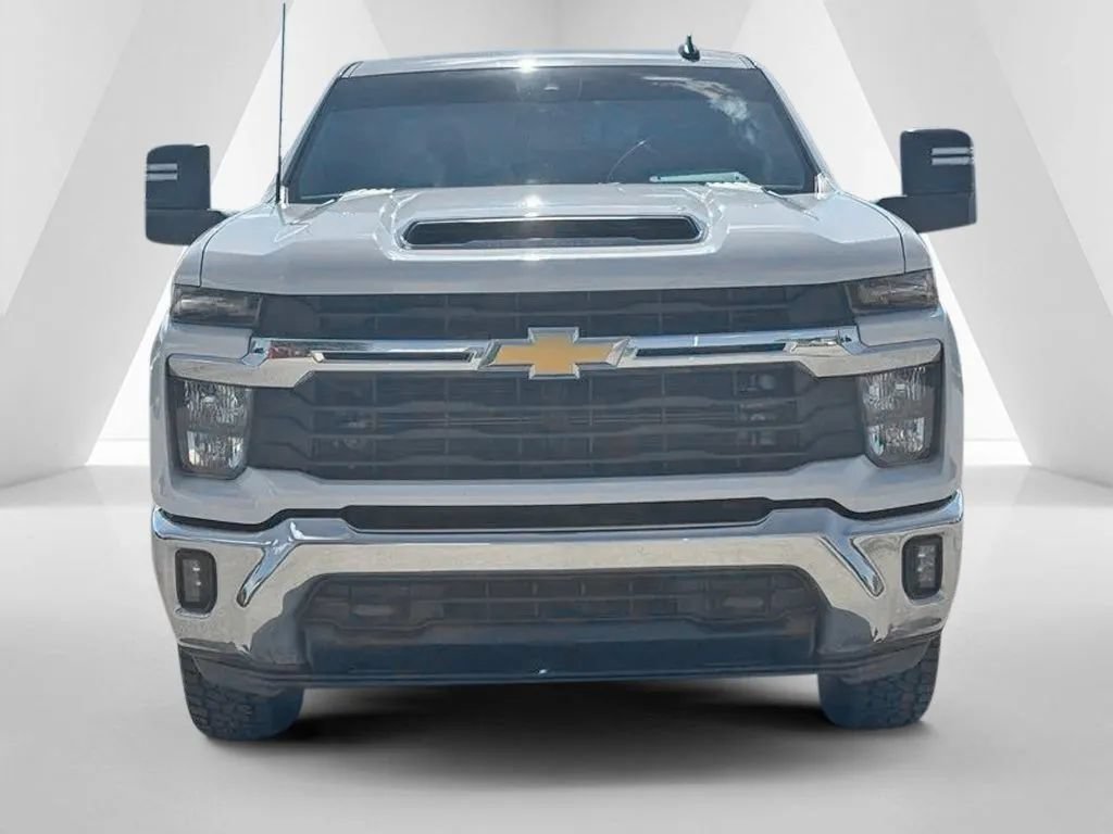 Used 2025 Chevrolet Silverado 2500 LT AWD/4WD image 2