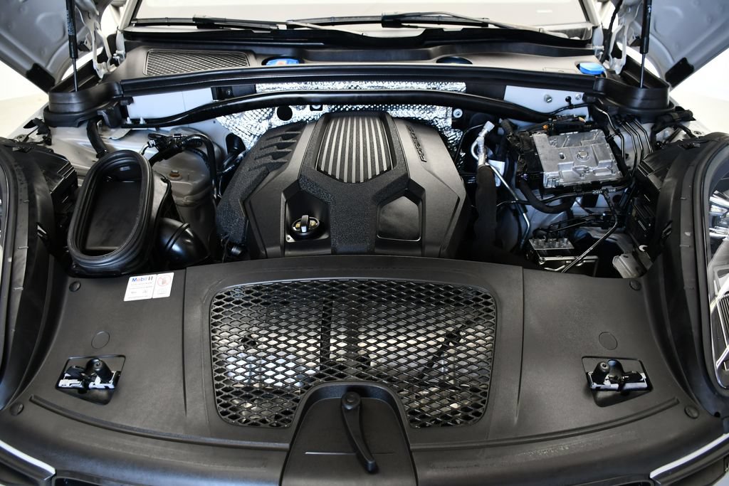 Certified 2024 Porsche Macan AWD/4WD image 12