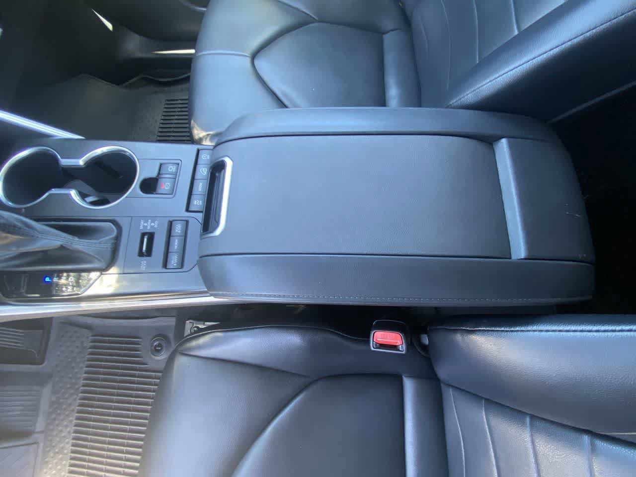 Used 2021 Toyota Highlander XLE AWD/4WD image 21