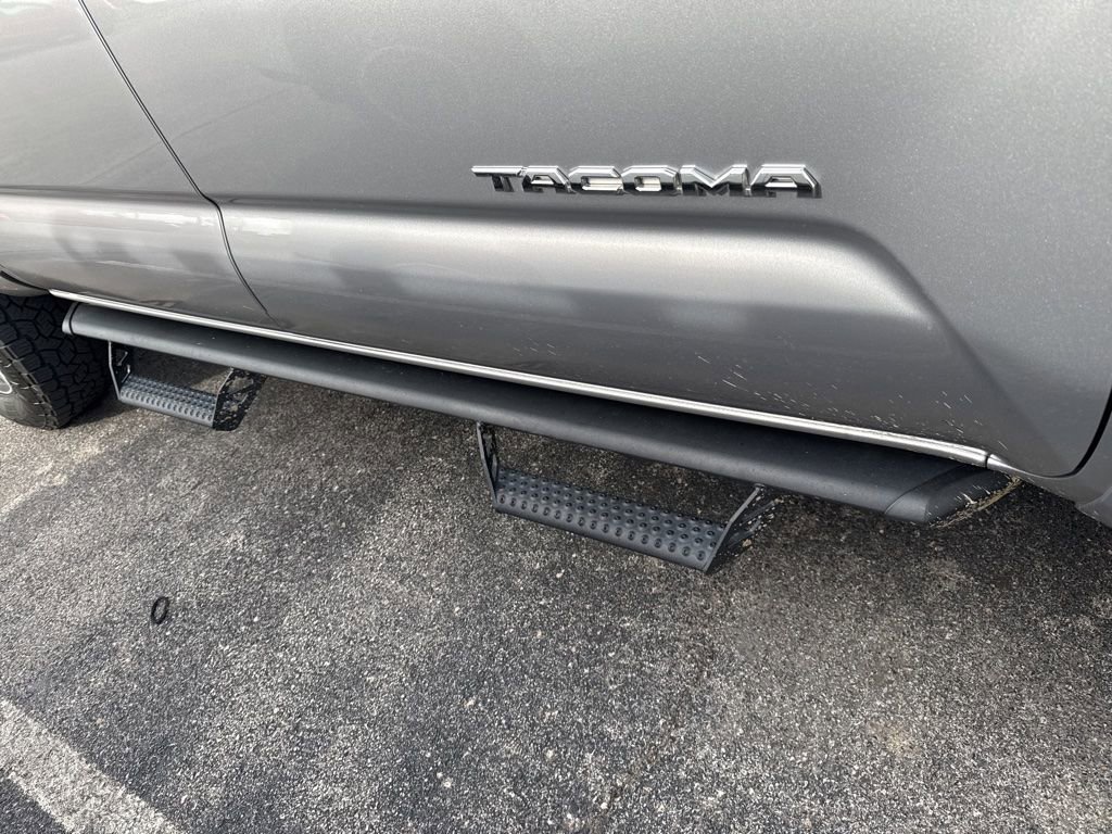 Used 2018 Toyota Tacoma TRD Sport AWD/4WD image 11