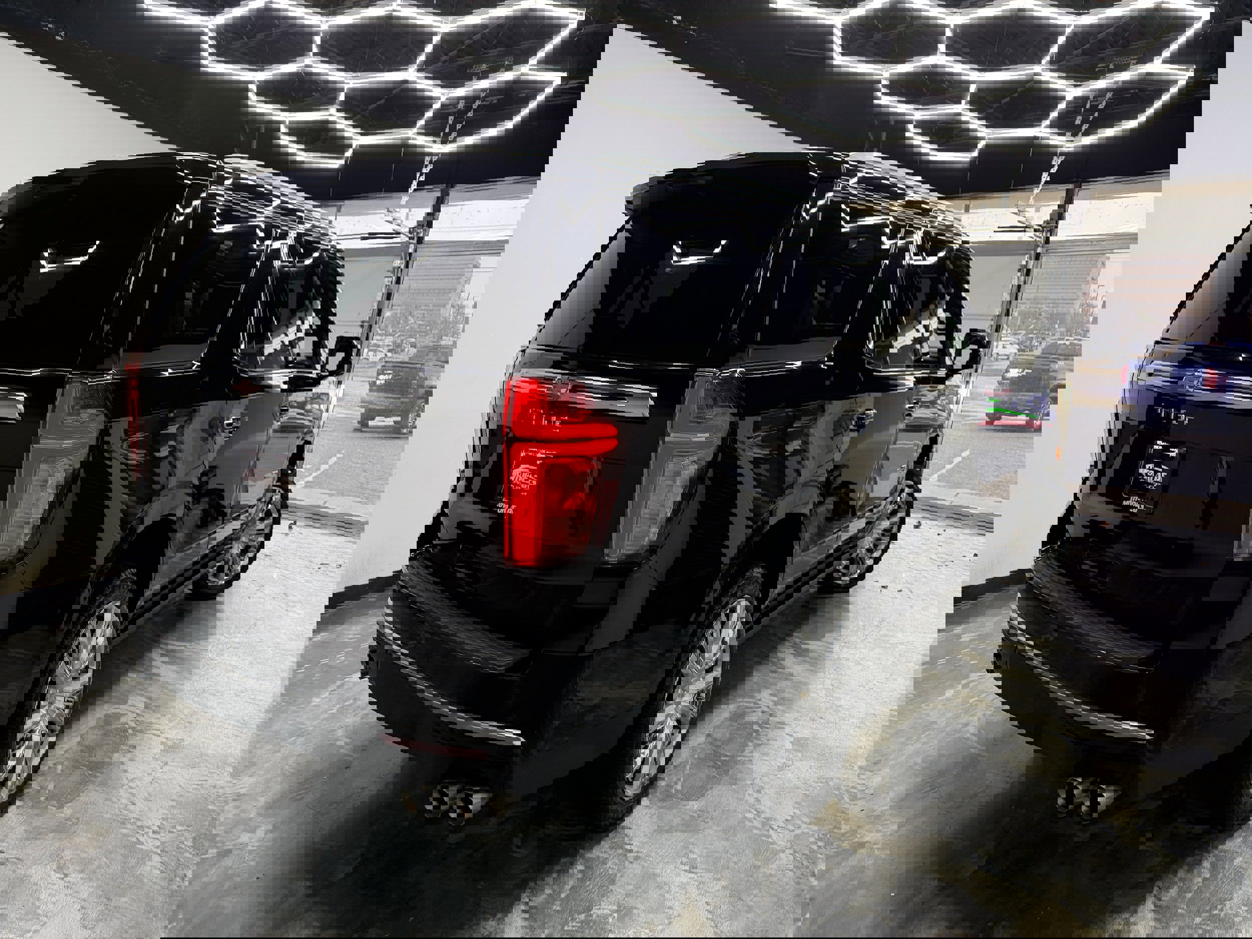 Used 2021 Chevrolet Tahoe High Country w/ Premium Package AWD/4WD image 3