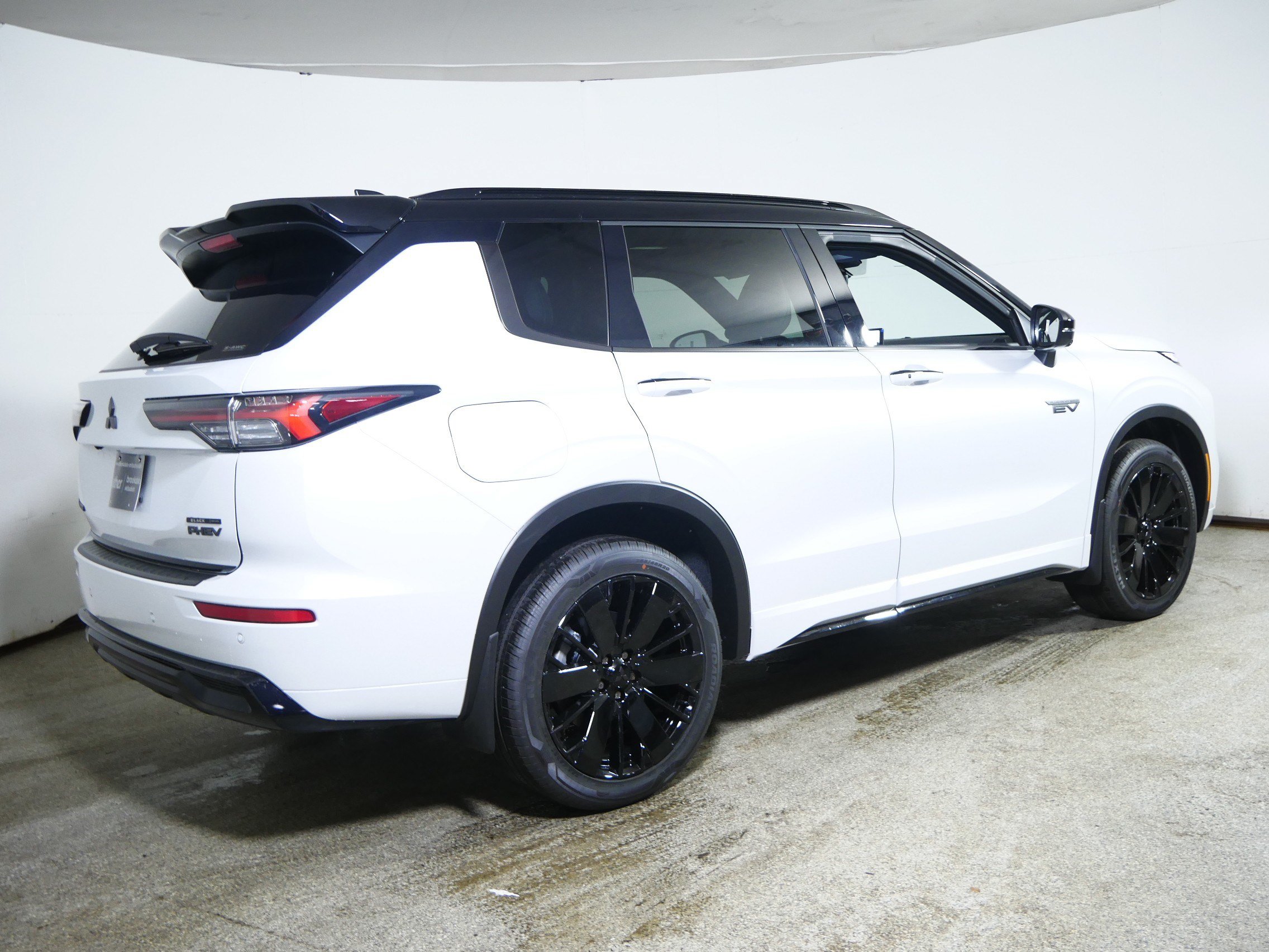 New 2026 Mitsubishi Outlander 4WD Plug-In Hybrid image 2