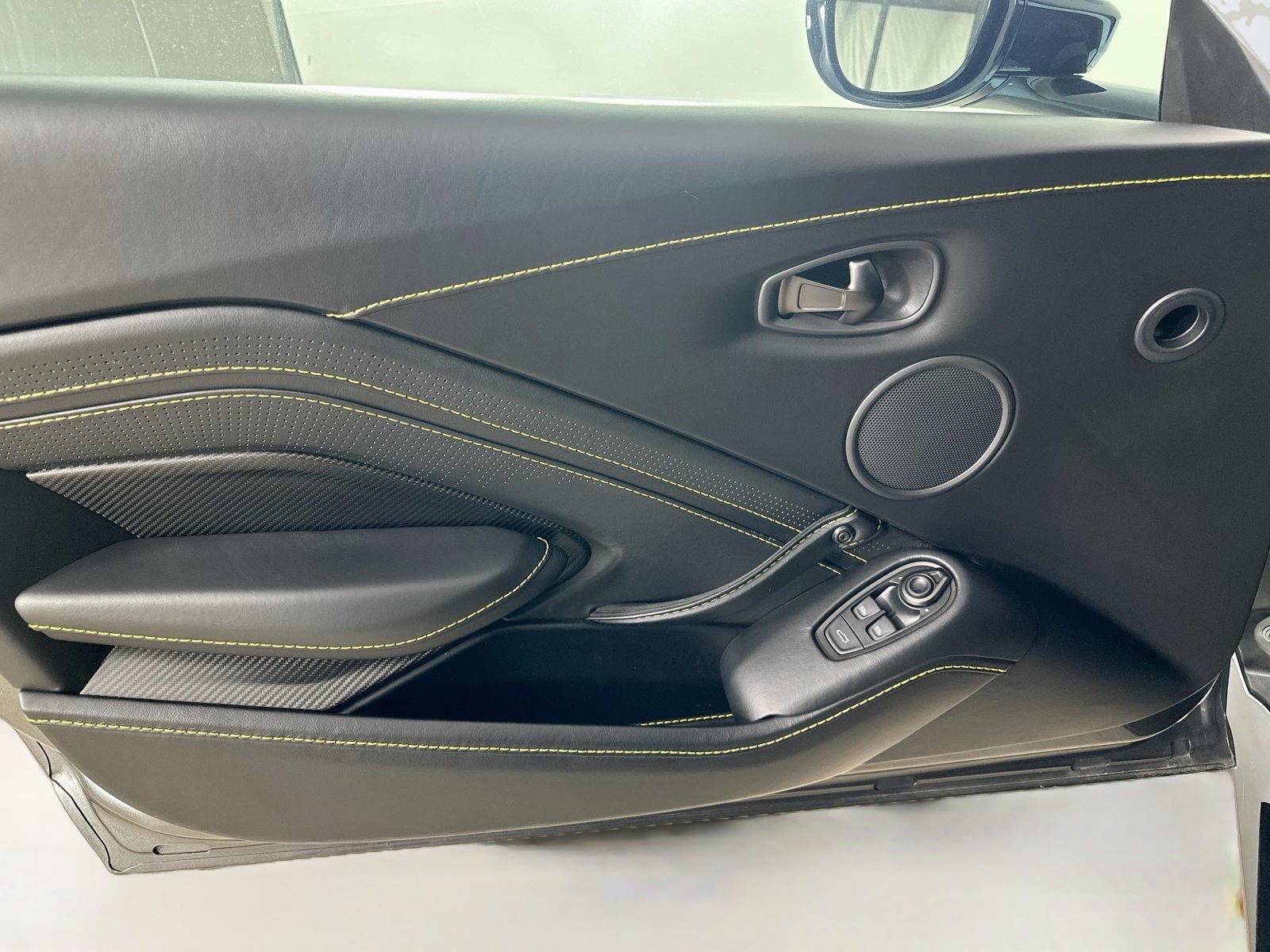Used 2019 Aston Martin V8 Vantage Coupe RWD image 15