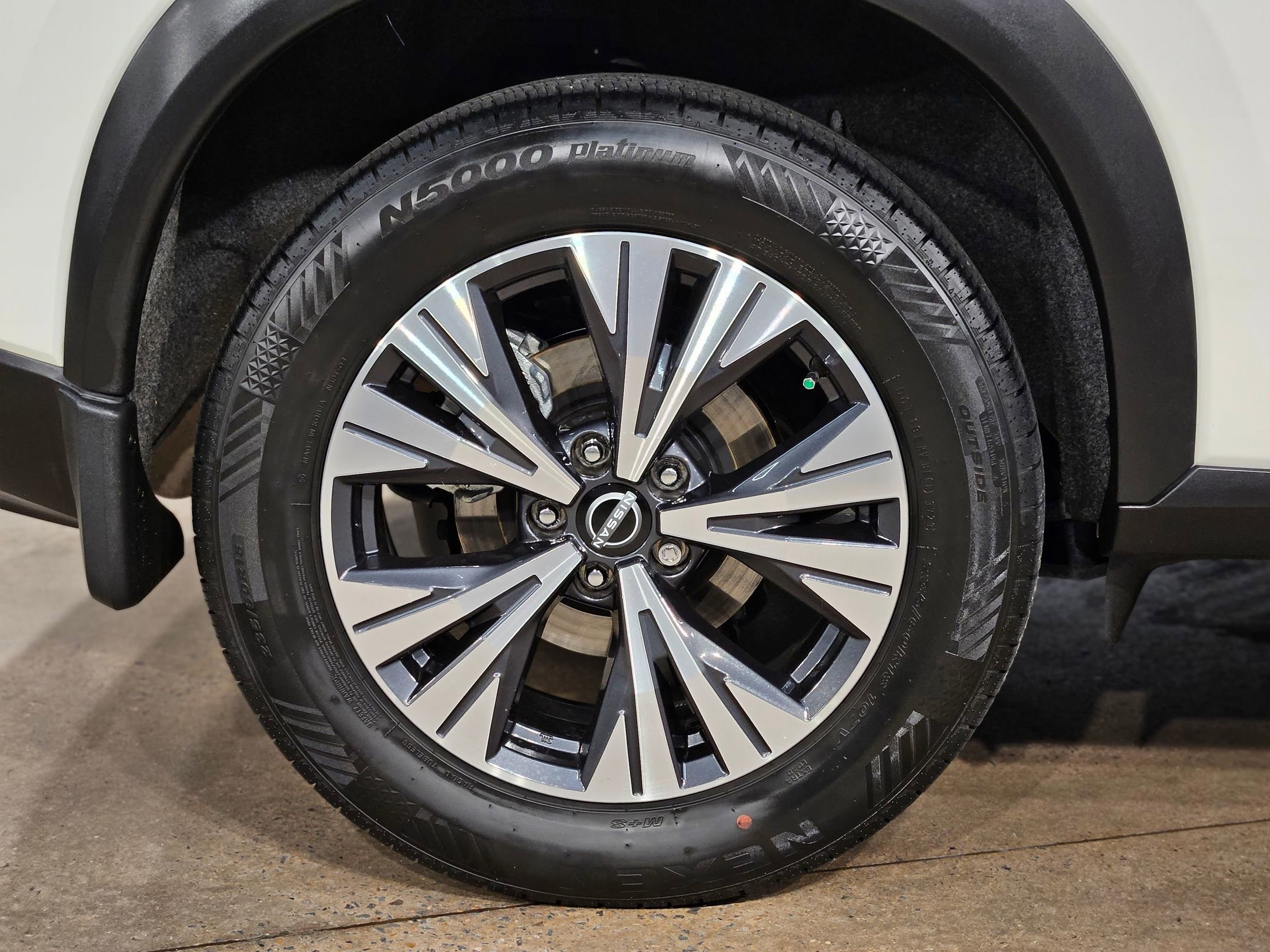 Used 2023 Nissan Rogue SV image 17