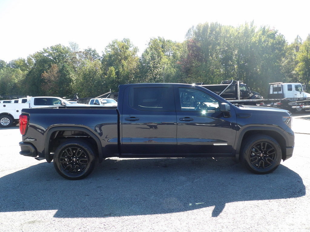 Used 2022 GMC Sierra 1500 Elevation RWD image 9