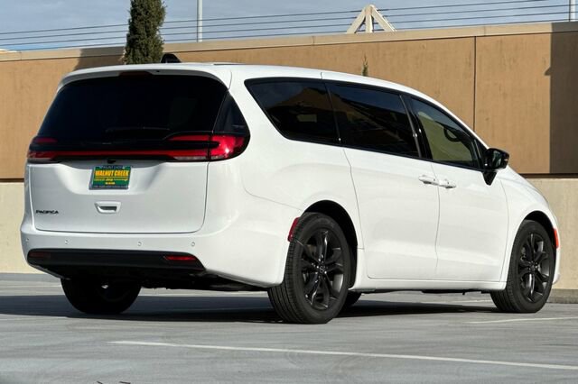 New 2026 Chrysler Pacifica Select image 4