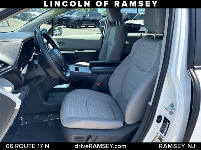 Used 2023 Toyota Sienna LE FWD image 11