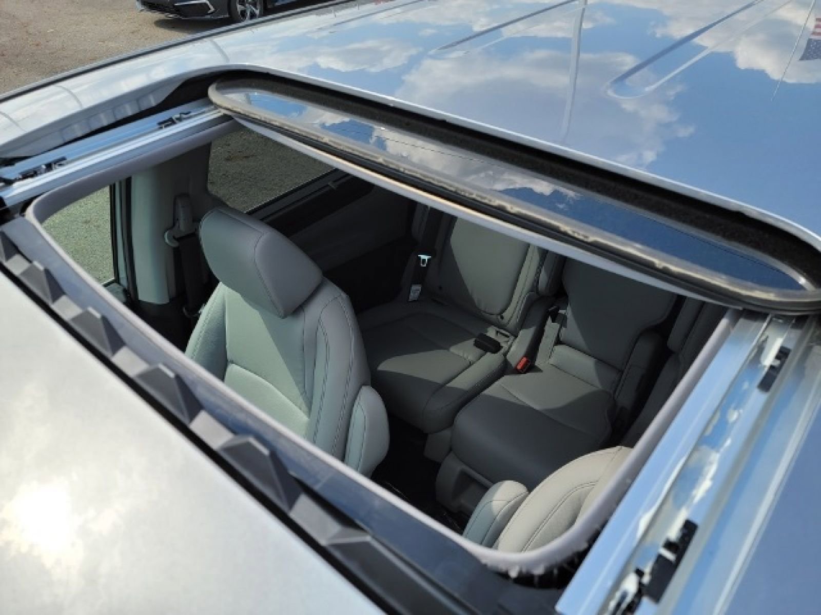 Used 2023 Honda Odyssey EX-L image 2