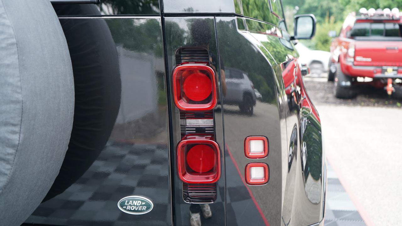 Used 2021 Land Rover Defender 110 X-Dynamic SE AWD/4WD image 30