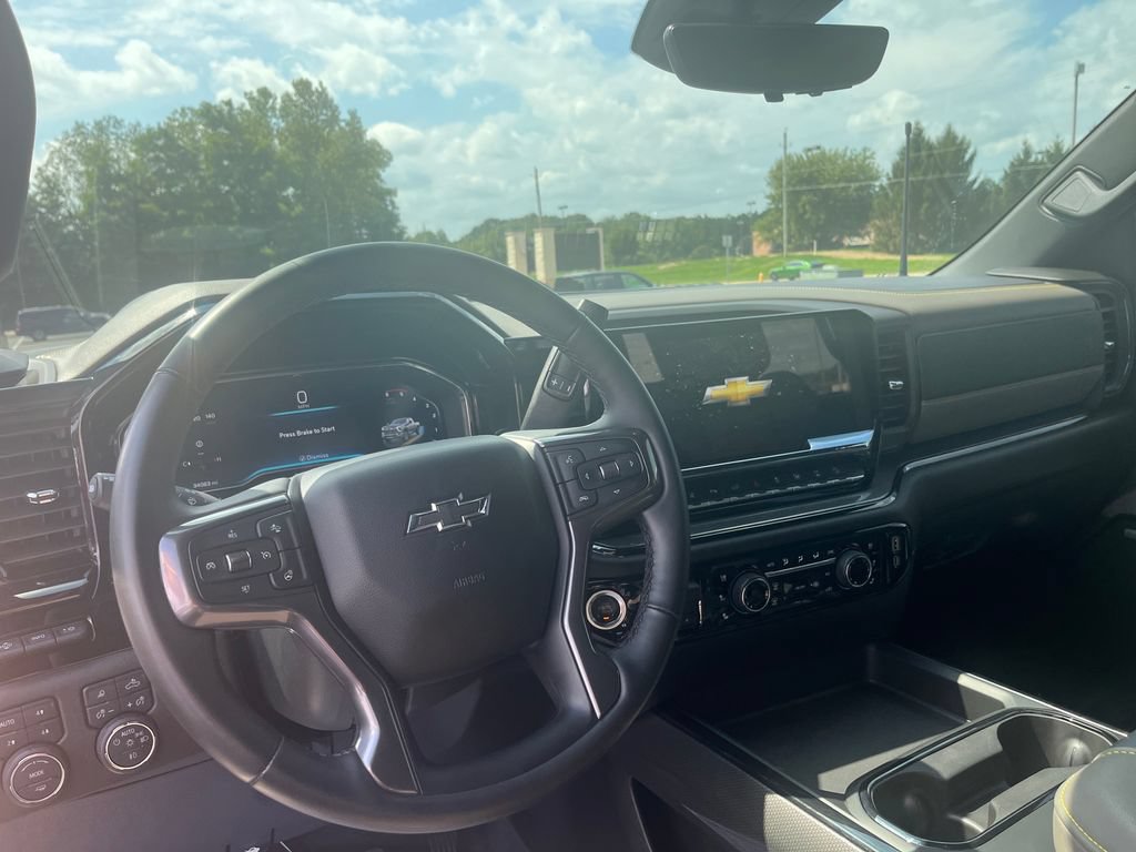 Used 2025 Chevrolet Silverado 2500 ZR2 w/ Technology Package AWD/4WD image 13