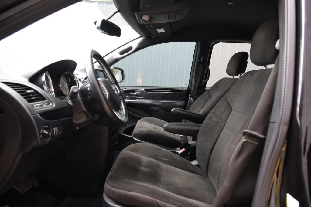 Used 2018 Dodge Grand Caravan SE FWD image 12
