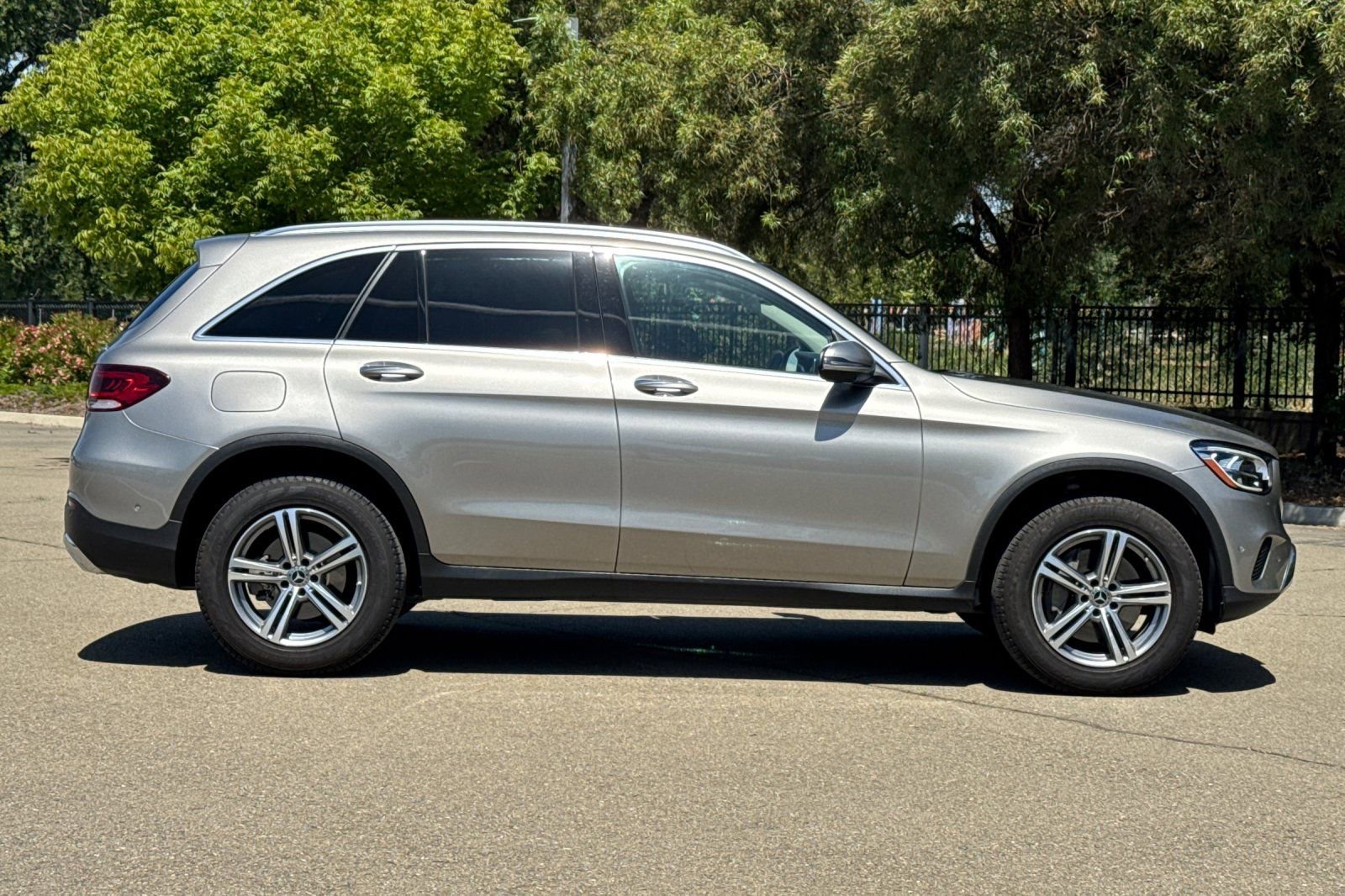 Used 2022 Mercedes-Benz GLC 300 4MATIC image 3