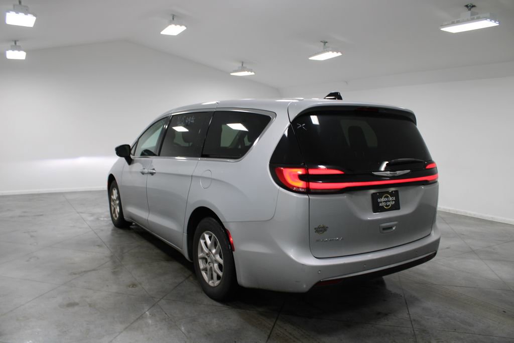 Used 2024 Chrysler Pacifica Touring-L image 7