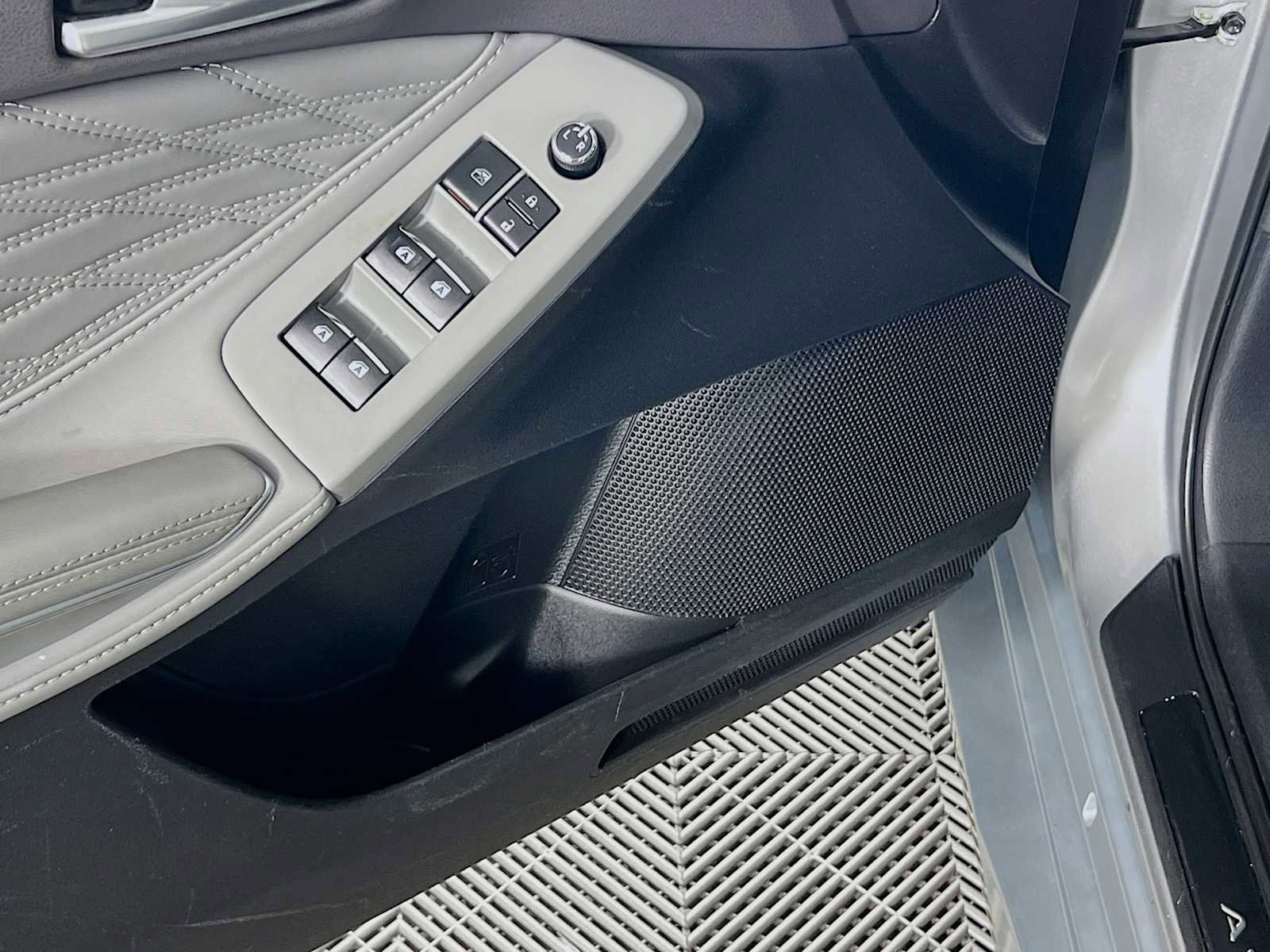 Used 2019 Toyota Avalon Limited image 19