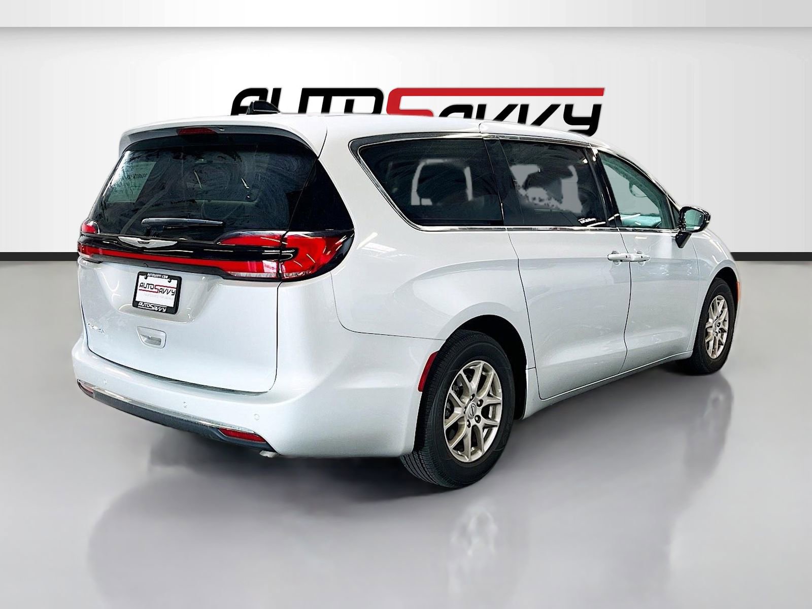 Used 2024 Chrysler Pacifica Touring-L FWD image 7