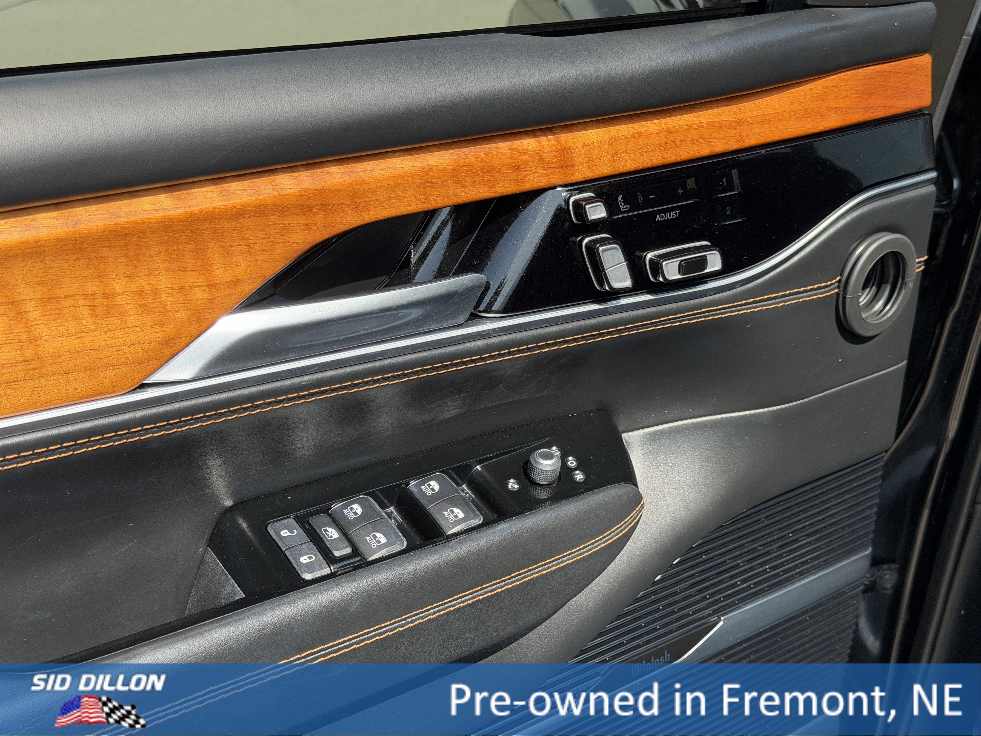 Used 2023 Jeep Grand Wagoneer Series III AWD/4WD image 16
