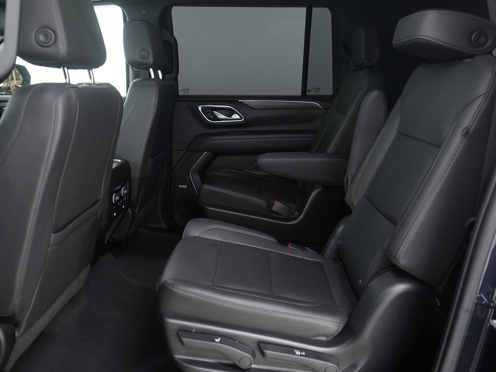 Used 2022 Chevrolet Suburban LT w/ Luxury Package image 17