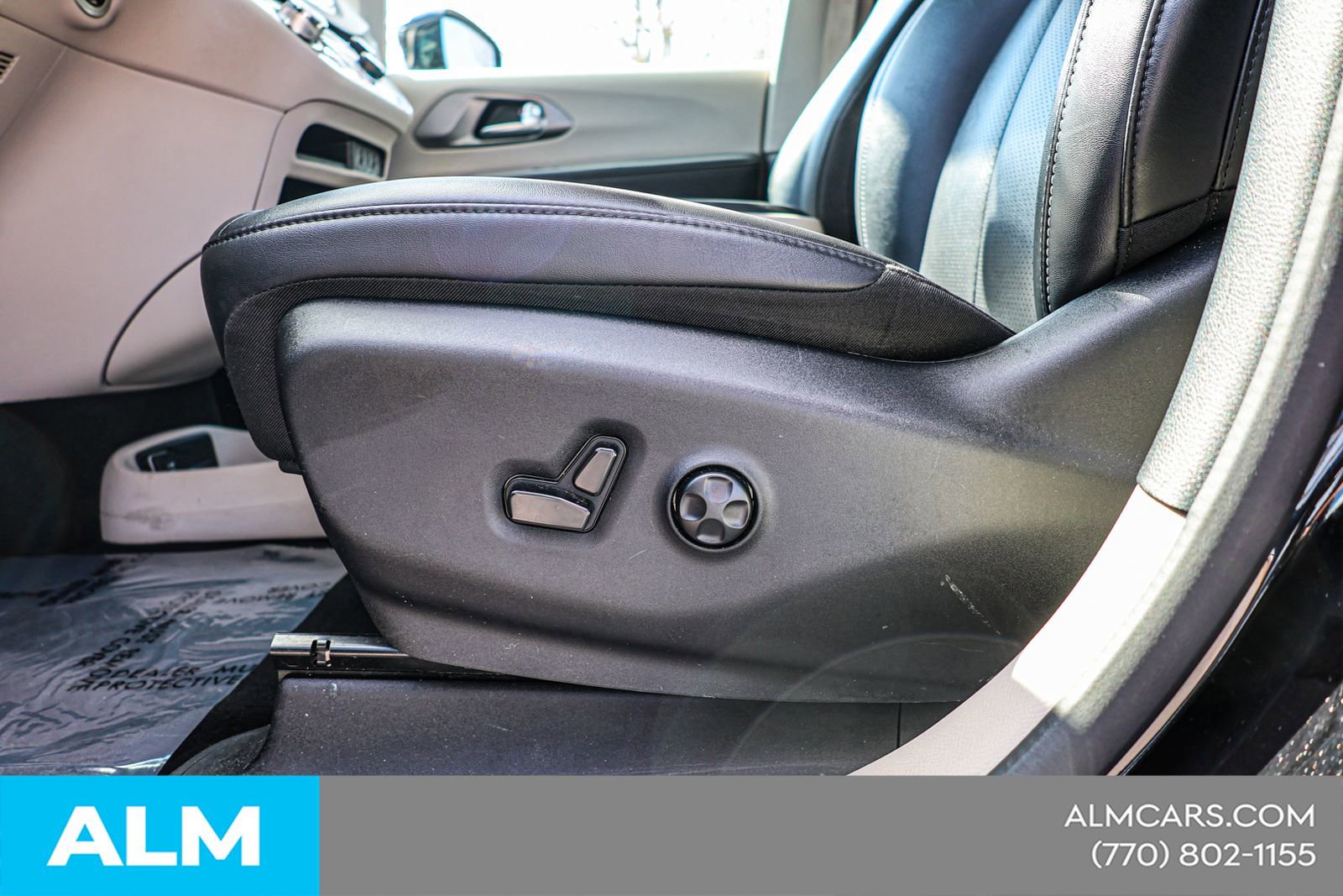 Used 2024 Chrysler Pacifica Touring-L FWD image 21