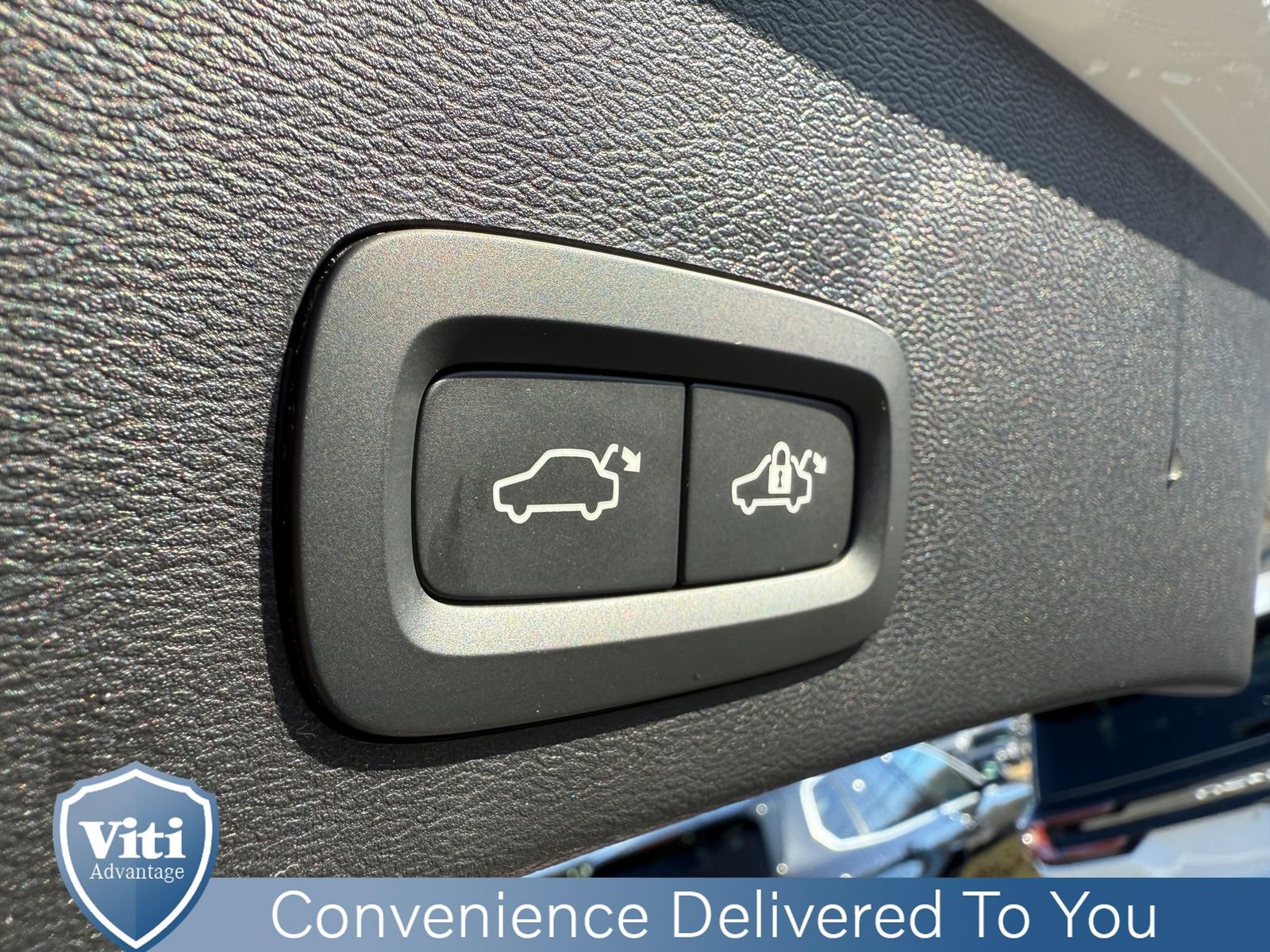 Certified 2024 Volvo XC40 B5 Ultimate w/ Protection Package Premier image 25