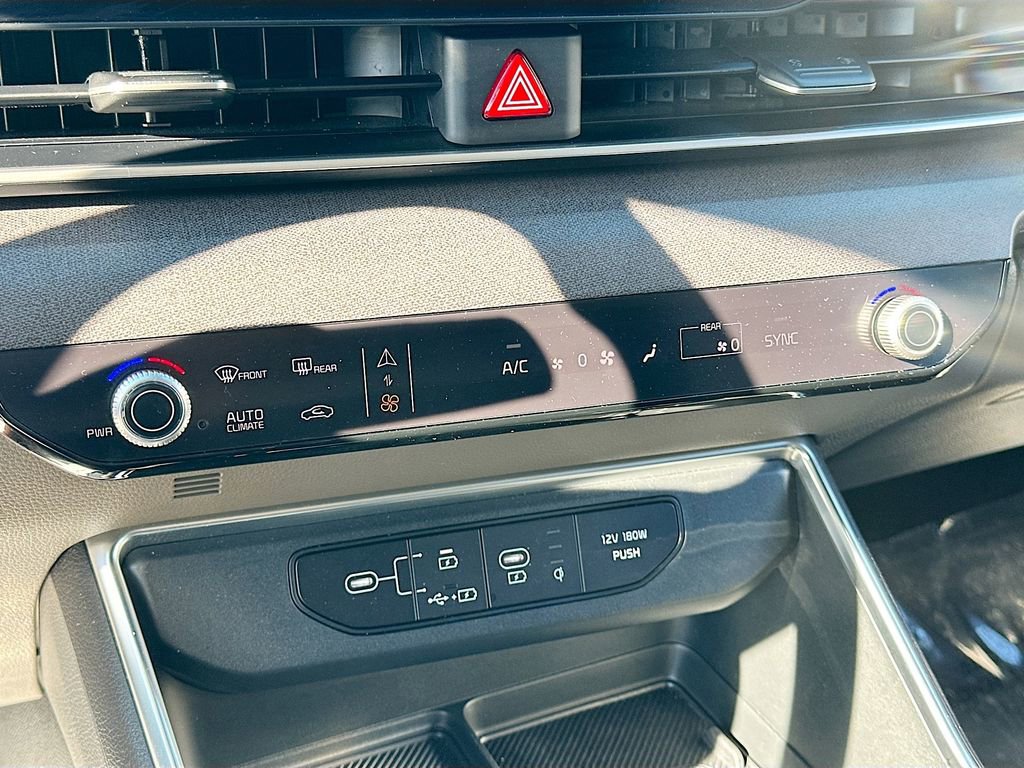 Used 2025 Kia Carnival EX FWD image 16